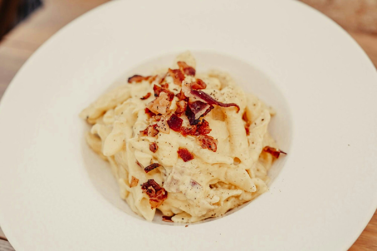 Pasta al ragù bianco: un piatto raffinato che unisce tradizione ed eleganza in cucina